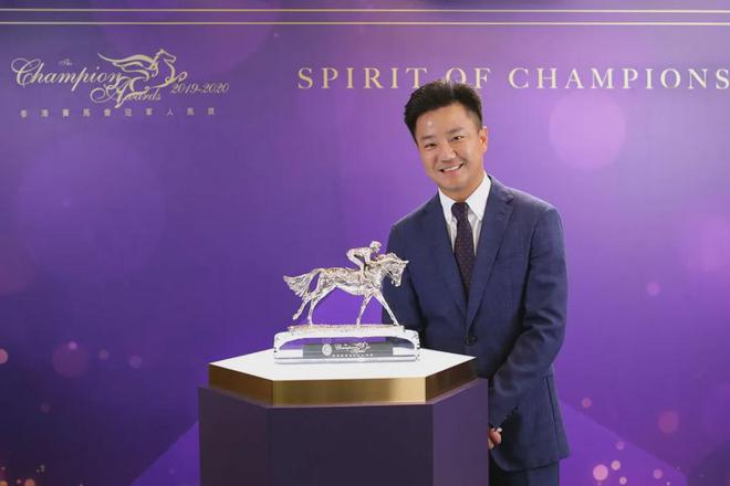 戴眼罩夺魁家族曾养香港马王尊龙凯时APP王经纬赛驹(图1)