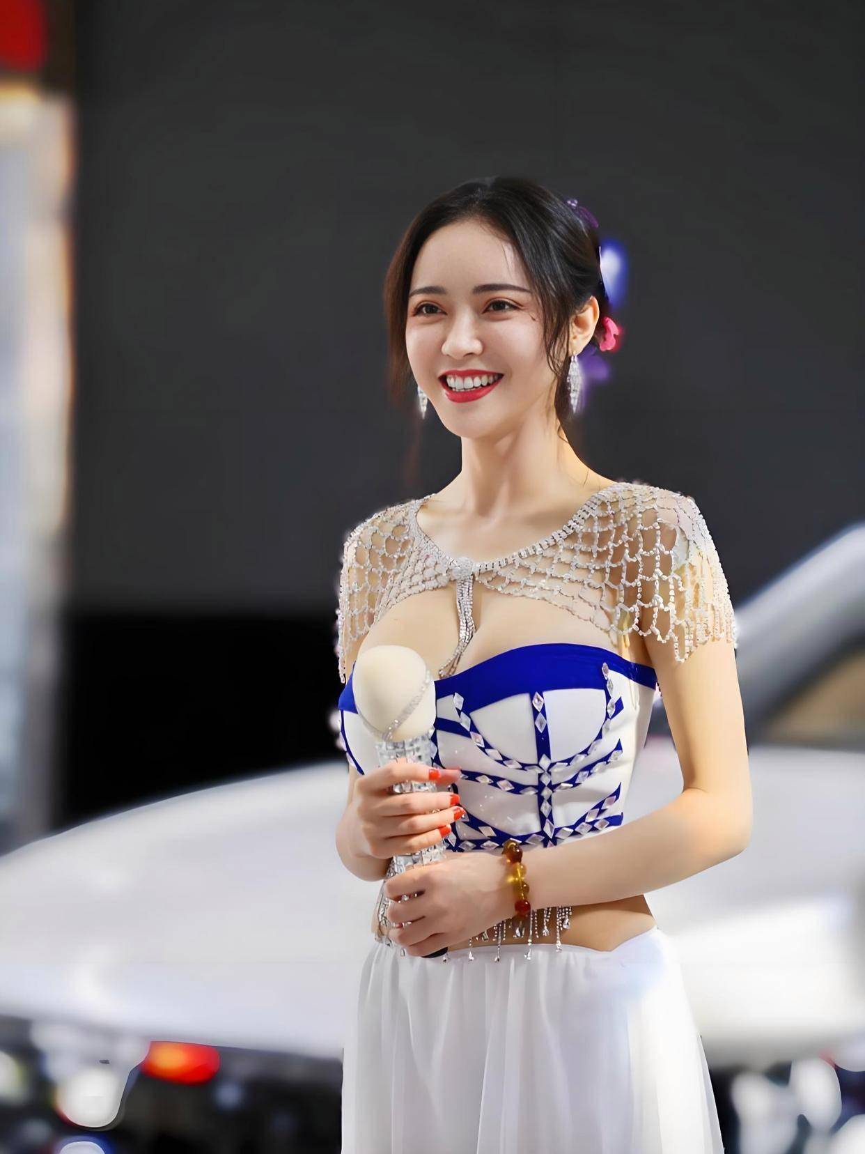 部电影这魔鬼身材不愧是模特出身！尊龙凯时app潘春春最惊艳的3(图6)